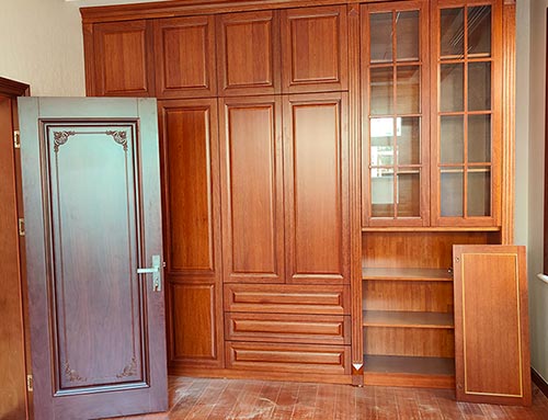 佳木斯中式家庭装修里定制的实木衣柜效果图